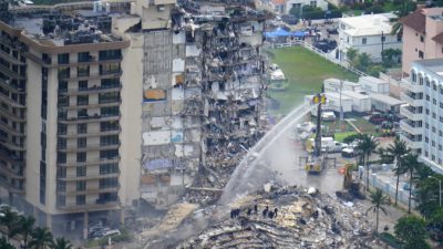 Число погибших при обрушении дома в США возросло до 11. Пропавшими без вести числятся 150 человек