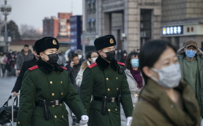 Китайские полицейские в защитных масках во время патрулирования в Пекине, Китай, 22 января 2020 г. Kevin Frayer/Getty Images | Epoch Times Россия