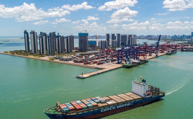 Грузовое судно с контейнерами покидает порт Хайкоу в южной китайской провинции Хайнань 17 мая 2021 г. STR / AFP via Getty Images | Epoch Times Россия