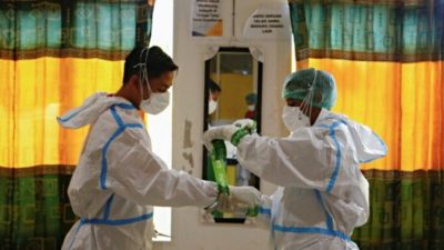 Сотни вакцинированных индонезийских медиков заболели COVID-19, десятки госпитализированы