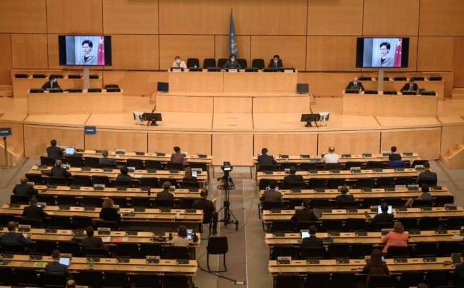 Исполнительный директор Гонконга Кэрри Лам (на экранах) удалённо выступает на открытии 44-й сессии Совета ООН по правам человека в Женеве, Швейцария, 30 июня 2020 г. Fabrice Coffrini / AFP через Getty Images | Epoch Times Россия
