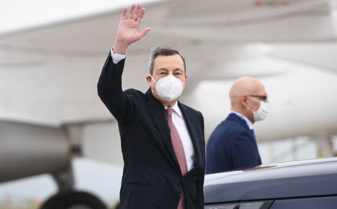 Премьер-министр Италии Марио Драги прибыл в аэропорт Корнуолла на саммит G7 11 июня 2021 года. STEFAN ROUSSEAU/POOL/AFP via Getty Images | Epoch Times Россия