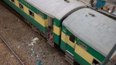 В Южном Пакистане столкнулись 2 поезда, погибли более 30 человек