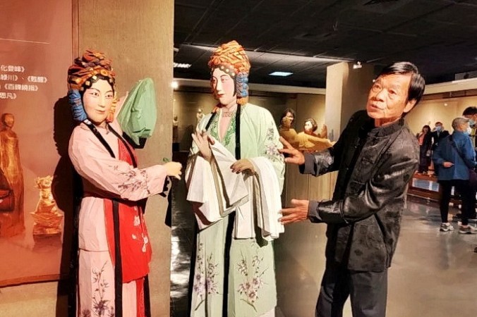 Знаменитый тайваньский скульптор по дереву Хуан Хунъянь и его работы, посвящённые оперным актёрам. (Image: Courtesy of Huang Hongyan) | Epoch Times Россия