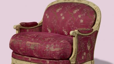 Парижское кресло XVIII века, нетронутое временем