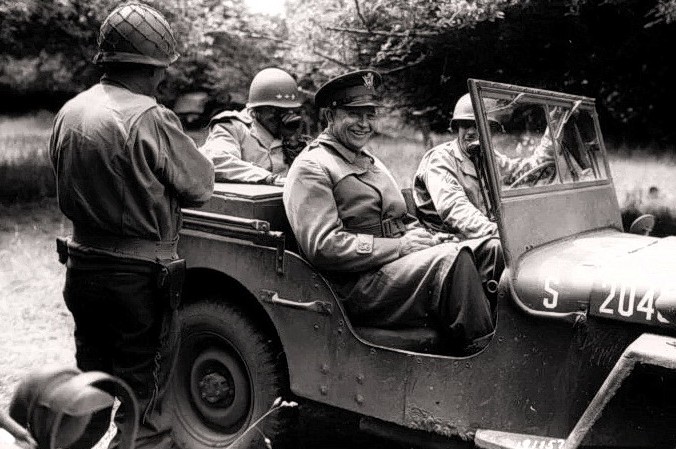 Генерал Дуайт Д. Эйзенхауэр в своём джипе в американском секторе во время освобождения Нижней Нормандии летом 1944 года. Корпус связи армии США. (Фото: commons.wikimedia.org/public domain) | Epoch Times Россия