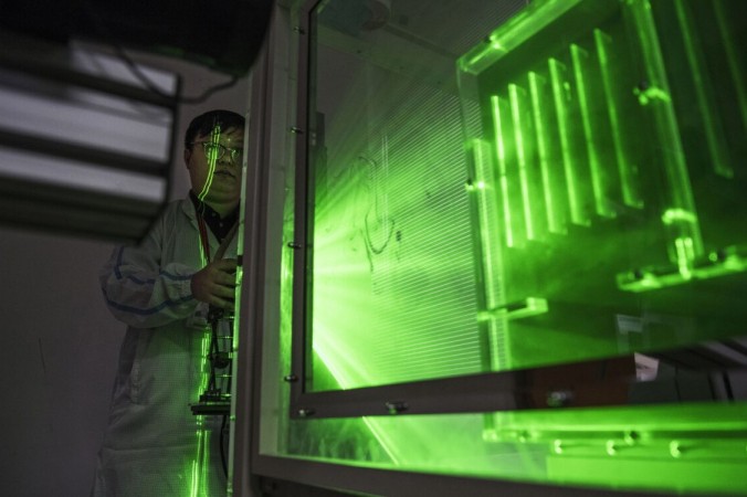 Инженер Huawei проводит тепловые испытания в зоне исследований и разработок кампуса Баньтянь в Шэньчжэне, Китай, 12 апреля 2019 года. Kevin Frayer/Getty Images | Epoch Times Россия