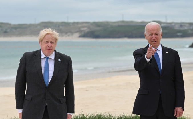 CARBIS BAY, CORNWALL - JUNE 11: Prime Minister of United Kingdom, Boris Johnson, and  US President Joe Biden pose during the Leaders official welcome and family photo during the G7 Summit In Carbis Bay, on June 11, 2021 in Carbis Bay, Cornwall. UK Prime Minister, Boris Johnson, hosts leaders from the USA, Japan, Germany, France, Italy and Canada at the G7 Summit. This year the UK has invited India, South Africa, and South Korea to attend the Leaders' Summit as guest countries as well as the EU. (Photo by Leon Neal - WPA Pool/Getty Images) | Epoch Times Россия