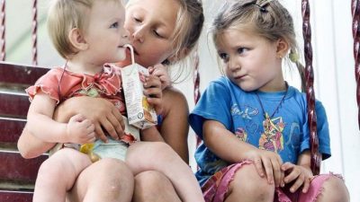 Более 80% бедных россиян — это семьи с детьми