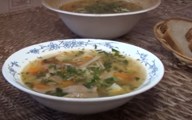 Готовим суп из кроличьих потрошков. Скриншот/youtube.com | Epoch Times Россия