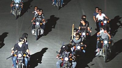 Китайские байкеры по ночам нападали на прохожих