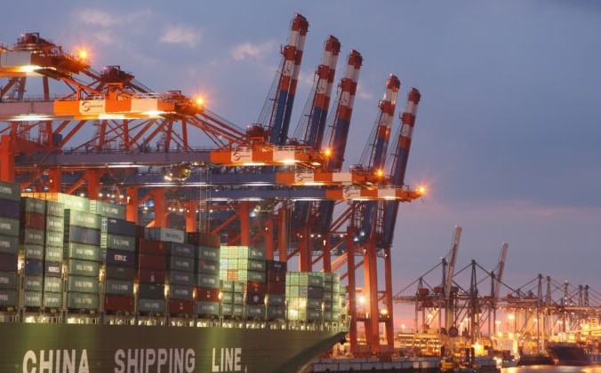 Китайский контейнеровоз загружен в гамбургском порту в Германии, одном из крупнейших в Европе, 13 августа 2007 года. (Sean Gallup/Getty Images) | Epoch Times Россия