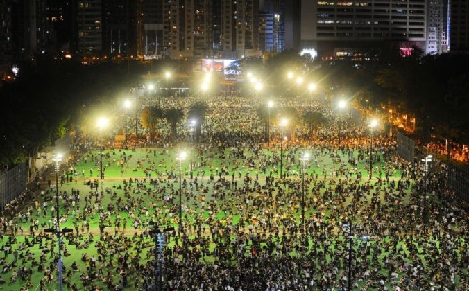 Тысячи жителей принимают участие в бдении в память о жертвах резни на площади Тяньаньмэнь в 1989 году. Парк Виктория в Гонконге, Китай, 4 июня 2020 г. Sung Pi-lung/The Epoch Times | Epoch Times Россия