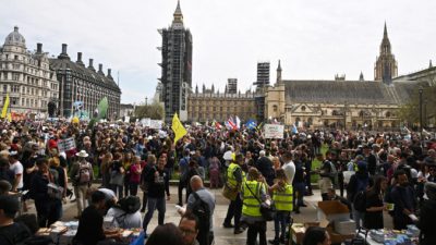 Тысячный марш против карантинных мер и паспортов вакцинации прошёл в Лондоне
