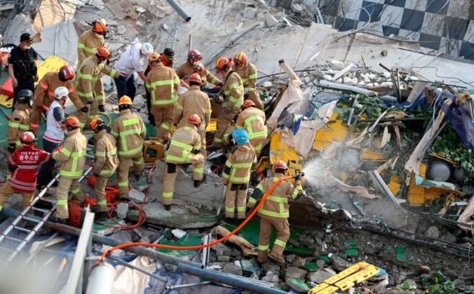 Пожарные ищут выживших в разрушенном здании в Кванджу, Южная Корея, 9 июня 2021 г. Chung Hoi-sung/Yonhap via AP | Epoch Times Россия