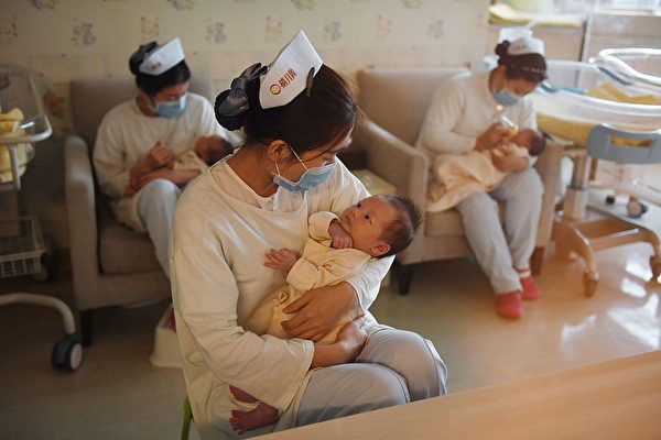 Медсёстры с младенцами в центре Xiyuege в Пекине 13 декабря 2016 года. (Greg Baker/AFP via Getty Images) | Epoch Times Россия