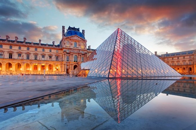 Индустрия гостеприимства и многие популярные туристические достопримечательности, такие как Лувр в Париже, сильно пострадали во время пандемии. (<a href=