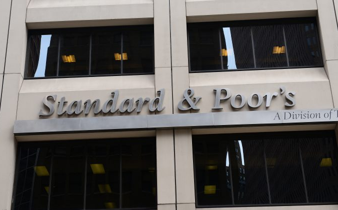 Вывеска рейтингового агентства Standard & Poor's перед штаб-квартирой компании в Нью-Йорке, 18 сентября 2012 г. (фото AFP / Emmanuel Dunand) | Epoch Times Россия