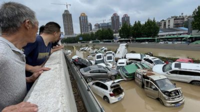 Жители Китая в отсутствии помощи властей сами справляются с наводнением