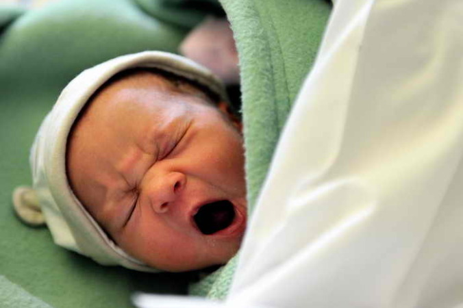Новорожденный младенец. Фото: PHILIPPE HUGUEN/AFP/Getty Images | Epoch Times Россия