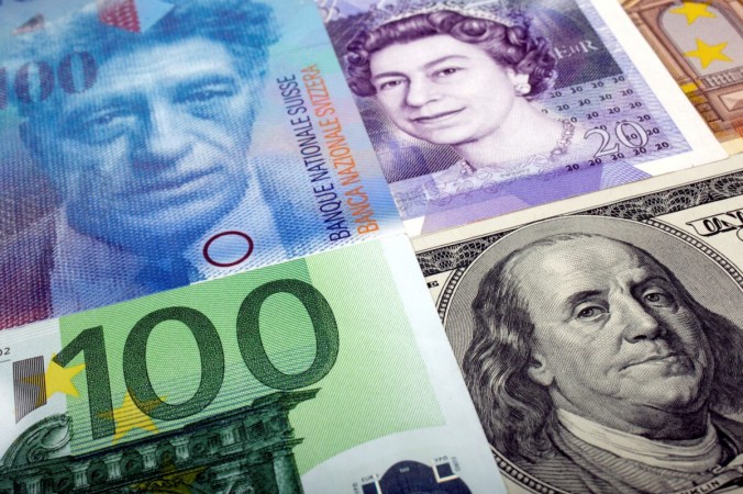 Изображение банкнот доллара США, швейцарского франка, британского фунта и евро, сделанное в Варшаве 26 января 2011 г. (Kacper Pempel / Reuters) | Epoch Times Россия