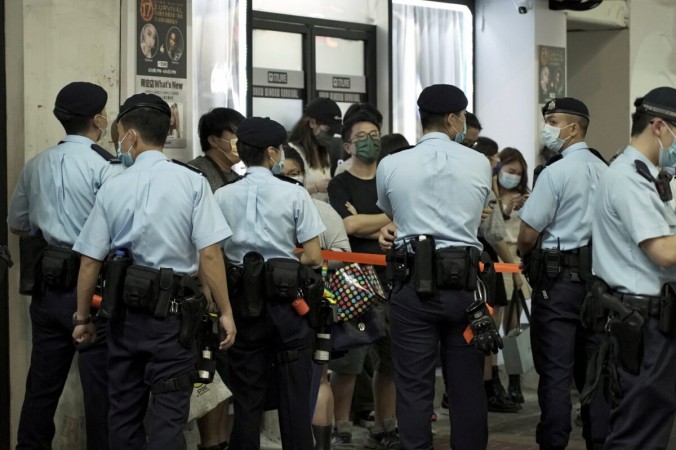 Полицейские останавливают и обыскивают жителей района Монг Кок в 32-ю годовщину подавления демократических демонстрантов на площади Тяньаньмэнь в Пекине в 1989 году, в Гонконге, 4 июня 2021 года. (Pak Yiu / Reuters) | Epoch Times Россия