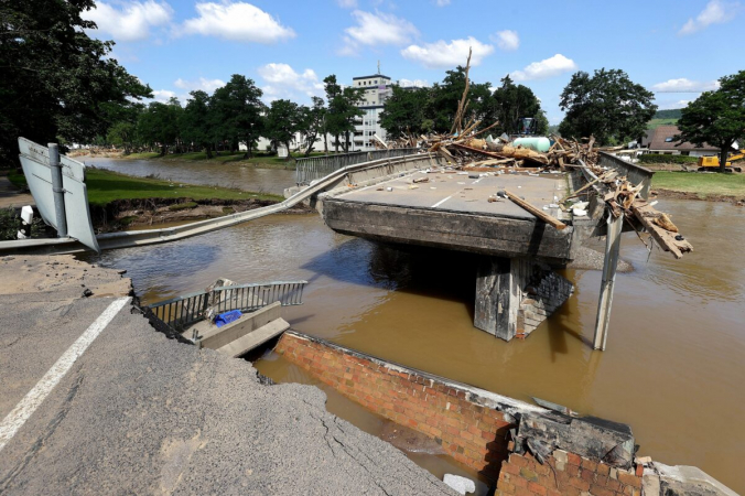 Поврежденный мост с отсутствующей частью изображен после проливных дождей в Бад-Нойенар-Арвайлере, Германия, 18 июля 2021 г. (Wolfgang Rattay / Reuters) | Epoch Times Россия
