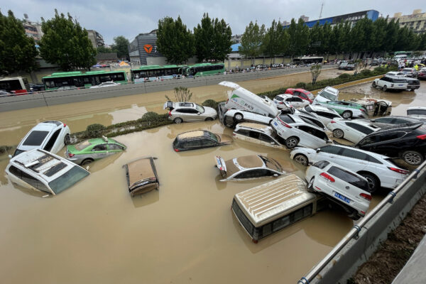 Автомобили стоят в паводковых водах после проливных дождей, обрушившихся на город Чжэнчжоу в провинции Хэнань в центральном Китае 21 июля 2021 г. STR / AFP через Getty Images | Epoch Times Россия