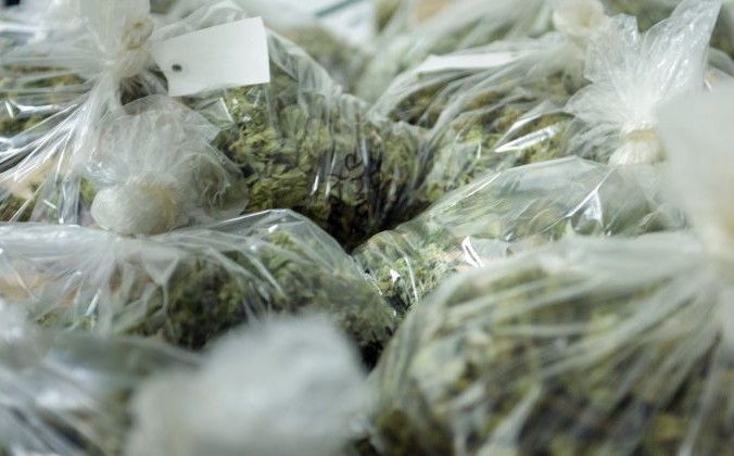 Архивное фото пакетов с марихуаной. Brendan Smialowski/AFP/Getty Images | Epoch Times Россия