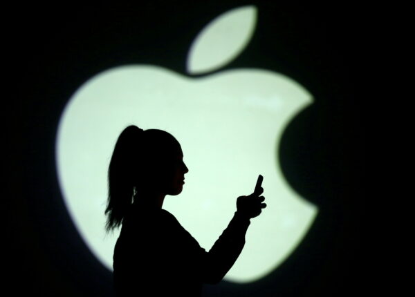 Силуэт мобильного пользователя на фоне логотипа Apple, 28 марта 2018 г. Dado Ruvic / Illustration / Reuters | Epoch Times Россия
