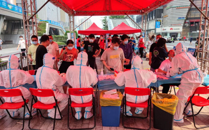 Люди проходят тесты на COVID-19 в Шэньчжэне, провинция Гуандун, 6 июня 2021 г. STR/AFP via Getty Images | Epoch Times Россия