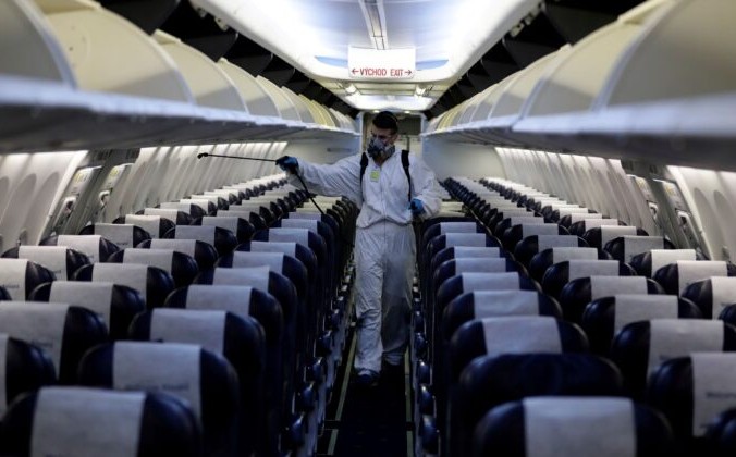 Рабочий в защитном костюме дезинфицирует пассажирский самолёт авиакомпании Smartwings в аэропорту Вацлава Гавела в Праге, Чешская Республика, 21 мая 2020 г. David W Cerny / Reuters | Epoch Times Россия