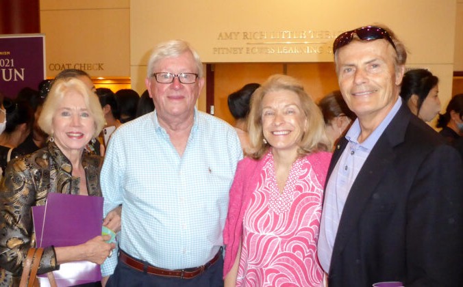 (Слева направо) Кэндис и Ренни Уэй, а также Кристина и Ричард Биррер наслаждались представлением Shen Yun в театре Palace в Стэмфорде, штат Коннектикут, США, 27 июня 2021 года. (Catherine Yang/The Epoch Times) | Epoch Times Россия