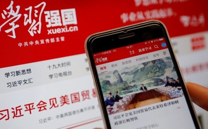 Приложение Xuexi Qiangguo, которое переводится как «Изучите, чтобы сделать Китай сильным», видно на мобильном телефоне на фотографии, сделанной 18 февраля 2019 г. Tingshu Wang/Reuters | Epoch Times Россия