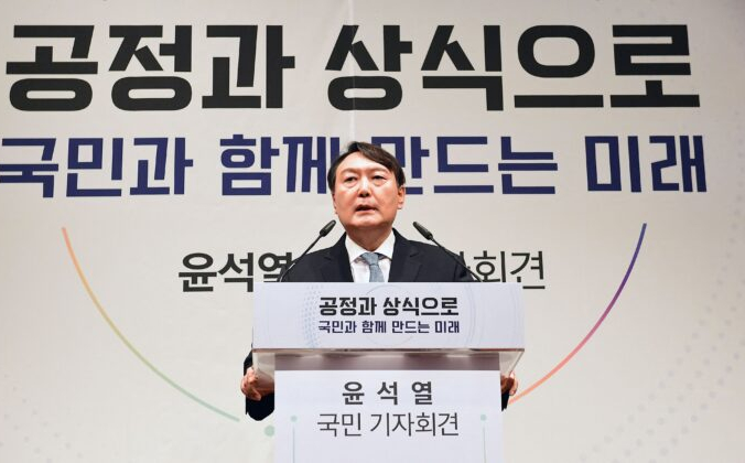 Бывший генеральный прокурор Юн Сок-Юл выступает на пресс-конференции, где заявил свою кандидатуру на президентские выборы в Южной Корее в 2022 году, у мемориала Юн Бонг Гиля в Сеуле 29 июня 2021 года. Kim Min-hee/POOL/AFP via Getty Images | Epoch Times Россия
