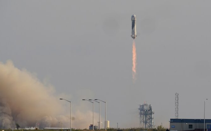 Запуск ракеты New Shepard компании Blue Origin, на борту которой находятся Джефф Безос, основатель Amazon и компании космического туризма Blue Origin, его брат Марк Безос, Оливер Дэемен и Уолли Фанк, с их космодрома недалеко от Ван Хорна, штат Техас, 20 июля 2021 года. Tony Gutierrez/AP Photo | Epoch Times Россия
