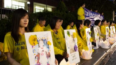 В Торонто последователи Фалуньгун провели акцию со свечами в память о жертвах репрессий в Китае