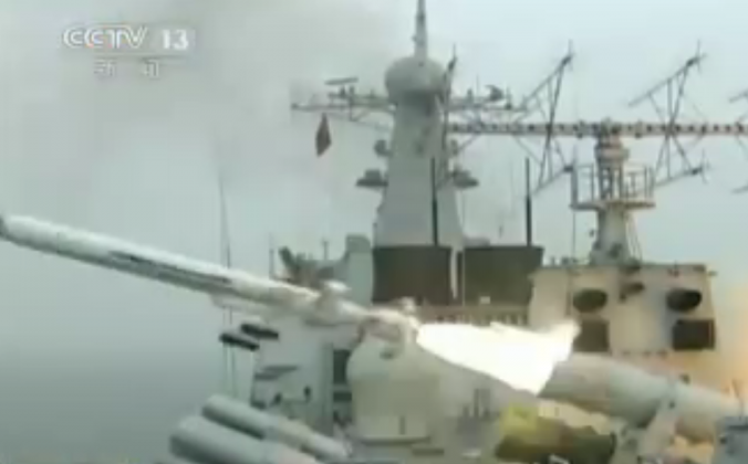 Новая сверхзвуковая противокорабельная крылатая ракета CX-1 Ramjet китайского режима запускается с военного корабля. Государственная система видеонаблюдения Китая продемонстрировала ракеты в недавнем видео. (Скриншот / видеонаблюдение) | Epoch Times Россия