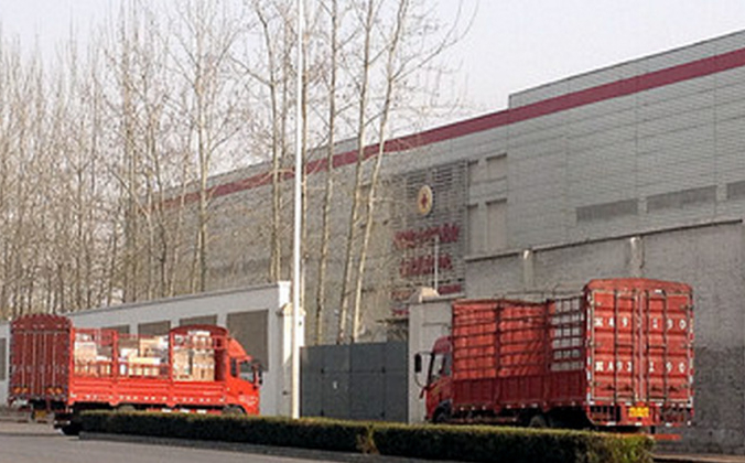 1 апреля 2014 года в Пекине въезжают большие грузовики с припасами на склад для обеспечения готовности к стихийным бедствиям, принадлежащий Красному Кресту Китая. По данным Tencent Financial, Красный Крест Китая арендует финансируемый государством склад для получения прибыли логистическим компаниям . (Скриншот / Tencent Finance) | Epoch Times Россия