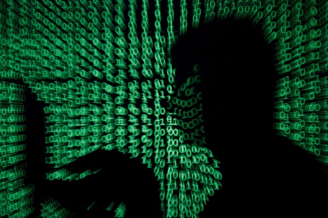 Мужчина держит портативный компьютер, на котором проецируется кибер-код на этой иллюстрации, сделанной 13 мая 2017 г. (Kacper Pempel / Reuters) | Epoch Times Россия