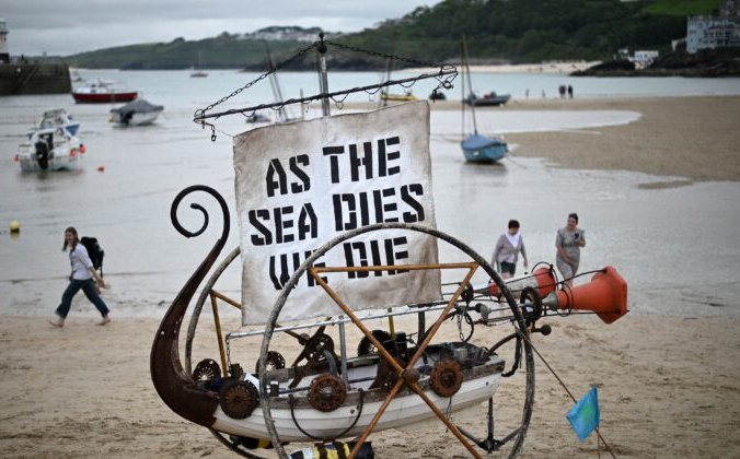 «Если океан умирает, умрем и мы» /Модель корабля, представленная в ходе манифестации против климатических изменений на пляже St Ives в английском Корнуэлльсе во время саммита G7 11 июня 2021 года. (Daniel Leal-Olivas/AFP via Getty Images) | Epoch Times Россия