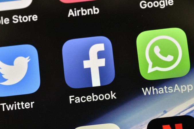 Иконки Facebook и WhatsApp на iPhone в Гельзенкирхене, Германия, 15 ноября 2018 г. (Martin Meissner / AP Photo) | Epoch Times Россия
