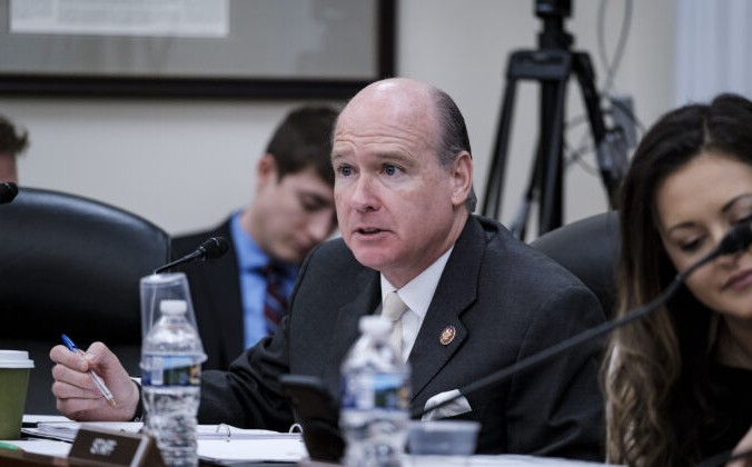 WASHINGTON, DC - APRIL 30: Ranking Member Rep. Robert Aderholt (R-AL) questions Census Bureau Director Steven Dillingham, during a House Appropriations Subcommittee about preparations for the upcoming 2020 Census, on April 30, 2019 in Washington, DC. The 2020 census has caused controversy as the Trump administration is pushing to include a citizenship question. (Photo by Pete Marovich/Getty Images) | Epoch Times Россия