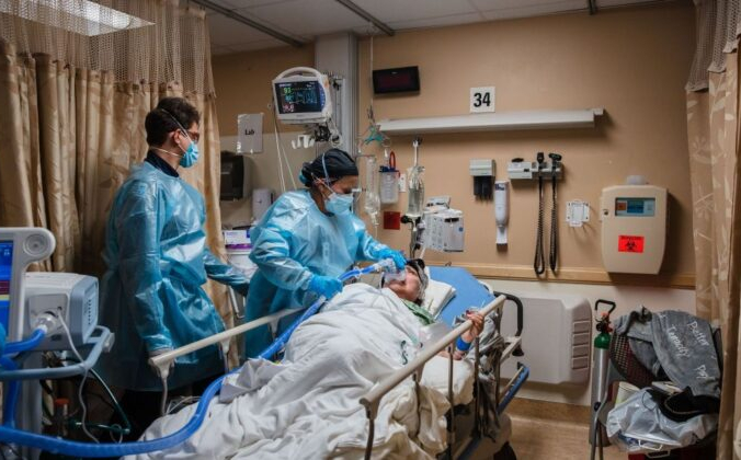 Медицинские работники используют аппарат ИВЛ для пациента с COVID-19, который испытывал затруднения с дыханием, в Медицинском центре «Провиденс-Сент-Мэри», Калифорния, 11 января 2021 года. Ariana Drehsler/AFP via Getty Images | Epoch Times Россия