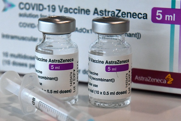 Флаконы с вакциной AstraZeneca COVID-19 (CHRISTOF STACHE/AFP via Getty Images) | Epoch Times Россия