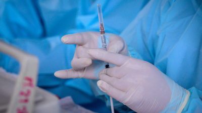 Сотни тайских медиков заразились несмотря на полную вакцинацию «Синоваком»