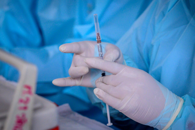 Медицинский работник готовится ввести вакцину COVID-19 CoronaVac, разработанную китайской фирмой Sinovac, в импровизированной клинике на спортивной площадке Saeng Thip в Бангкоке, Таиланд, 7 апреля 2021 г. (Mladen Antonov/AFP via Getty Images) | Epoch Times Россия