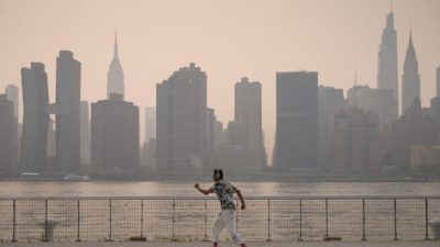 Дым от лесных пожаров на западе США и Канады окутал Нью-Йорк и Онтарио