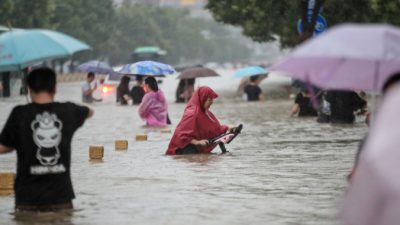 В затопленном за 4 часа Чжэнчжоу люди оказались в ловушке в метро, поездах и туннелях