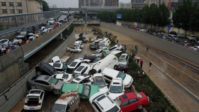 Наводнение уничтожает китайский город, а цензоры Пекина уничтожают контенты с «негативной энергией»